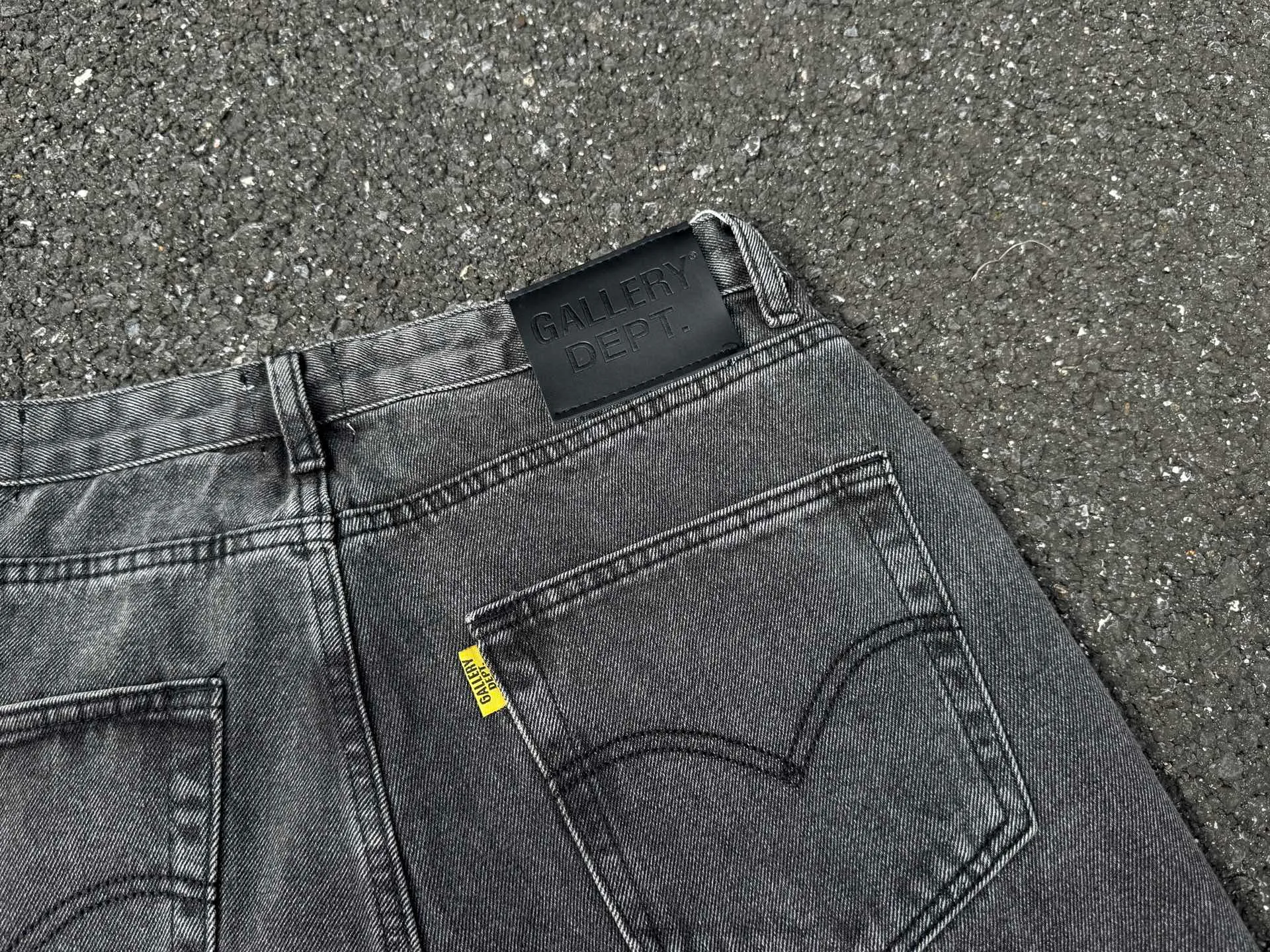 P246💰G990 GALLERY DEPT Denim Flared Jeans Washed and Distressed Spliced ​​Jeans Denim Washing Factory. During this process, the owner of the washing factory helped introduce a boss who once worked for Levi OEM and started his own business. This also paved the way for the following styles. Therefore, Levi's remodeled single product for the base plate is really familiar. Whether it is the fabrics supplied or the lathes used in production, there is nothing to choose from. -Color: Black -Size: S-XXL (corresponding to 28-36)